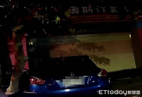 ▲吳姓女子喝得泥醉酒駕自撞社區牆面。(圖/桃園警分局提供、下同)