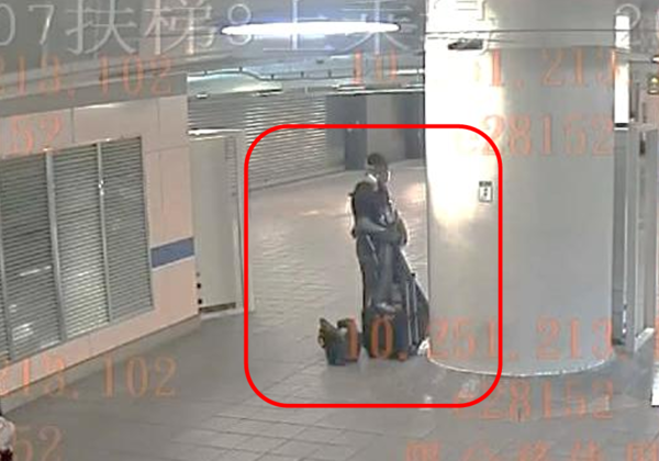 ▲▼張文縱火後數度變裝製造斷點,並於19日下午4時59分穿著連身雨衣、拖著行李箱走進北捷M8出口,開始實施殺人計畫。(圖/記者張君豪翻攝)