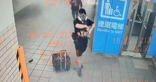 ▲▼張文縱火後數度變裝製造斷點,並於19日下午4時59分穿著連身雨衣、拖著行李箱走進北捷M8出口,開始實施殺人計畫。(圖/記者張君豪翻攝)