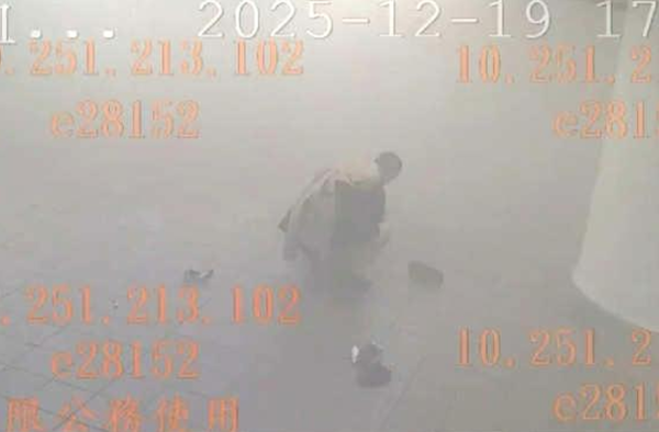 ▲▼張文縱火後數度變裝製造斷點,並於19日下午4時59分穿著連身雨衣、拖著行李箱走進北捷M8出口,開始實施殺人計畫。(圖/記者張君豪翻攝)