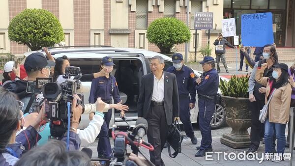 ▲▼台北地院今(22日)進行京華城等案柯文哲與李文宗、李文娟兄妹答辯程序,場外柯粉高分貝反制1名踢館者,柯文哲受訪表示要公平不要特權。(圖/記者黃哲民攝)