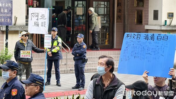 ▲▼台北地院今(22日)進行京華城等案柯文哲與李文宗、李文娟兄妹答辯程序,場外柯粉高分貝反制1名踢館者,柯文哲受訪表示要公平不要特權。(圖/記者黃哲民攝)