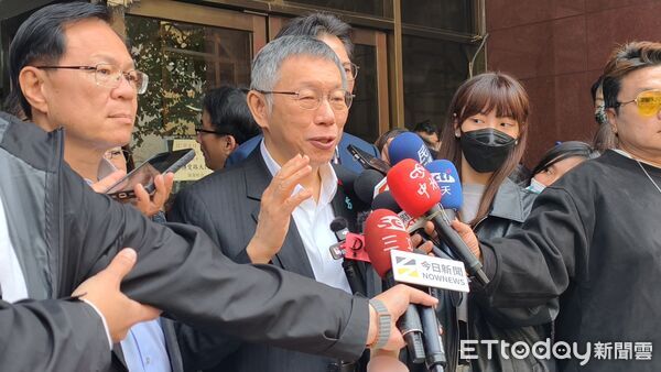 ▲▼台北地院今(22日)進行京華城等案柯文哲與李文宗、李文娟兄妹答辯程序,場外柯粉高分貝反制1名踢館者,柯文哲受訪表示要公平不要特權。(圖/記者黃哲民攝)