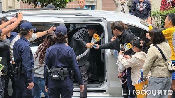 ▲▼台北地院今(22日)進行京華城等案柯文哲與李文宗、李文娟兄妹答辯程序,場外柯粉高分貝反制1名踢館者,柯文哲受訪表示要公平不要特權。(圖/記者黃哲民攝)