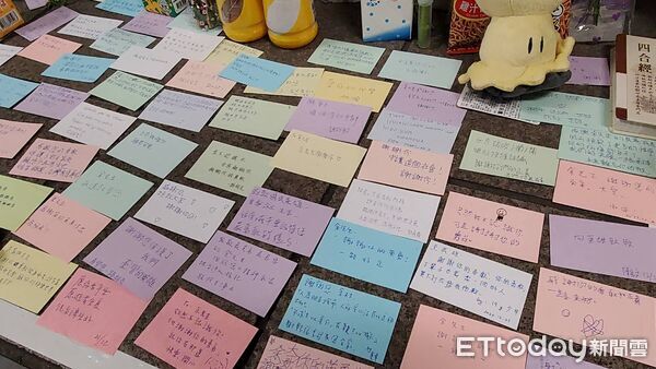 ▲▼民眾前往M7出口獻花,致敬罹難的英雄余家昶 。(圖/記者黃彥傑攝)