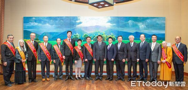 ▲▼總統府秘書長潘孟安(中)接見114年度法務部表揚保護事業有功人士及團體獲獎代表。(圖/臺灣更生保護會提供)