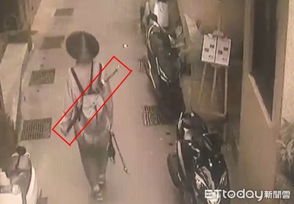 ▲男子身著日式變形制服、背負武士刀具行走於九份山路。(圖/記者郭世賢翻攝)