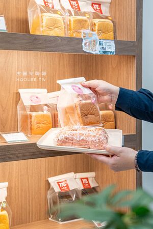 ▲▼高雄超柔軟生吐司專賣「小真實烘焙」!必吃草莓奶酥與濃郁黑芝麻乳酪,推薦生奶包系列。(圖/部落客虎麗提供)