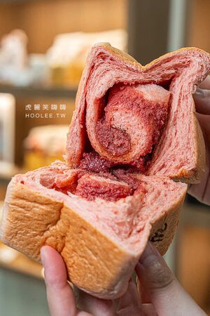 ▲▼高雄超柔軟生吐司專賣「小真實烘焙」!必吃草莓奶酥與濃郁黑芝麻乳酪,推薦生奶包系列。(圖/部落客虎麗提供)