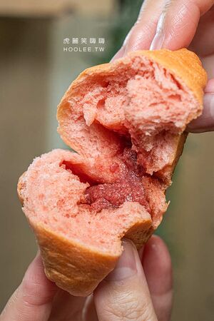 ▲▼高雄超柔軟生吐司專賣「小真實烘焙」!必吃草莓奶酥與濃郁黑芝麻乳酪,推薦生奶包系列。(圖/部落客虎麗提供)