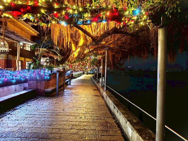 ▲2025淡水金色水岸聖誕光雕。(圖/新北市高灘處提供)