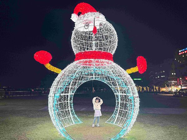 ▲2025淡水金色水岸聖誕光雕。(圖/新北市高灘處提供)