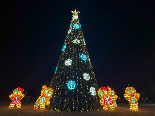 ▲淡水光雕薑餅人守衛隊,薑餅屋光雕點亮夜色,營造童話般的聖誕節慶。(圖/新北市高灘處提供)