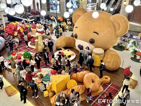 ▲2025信義區燈飾,BELLAVITA寶麗廣場推出「Bello’s Christmas Feast」,從空橋遠眺A11的「傳遞幸福之樹」。(圖/記者彭懷玉攝)