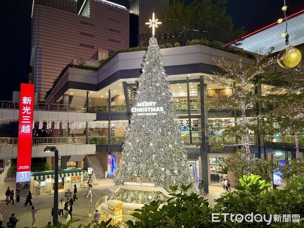 ▲2025信義區燈飾,BELLAVITA寶麗廣場推出「Bello’s Christmas Feast」,從空橋遠眺A11的「傳遞幸福之樹」。(圖/記者彭懷玉攝)