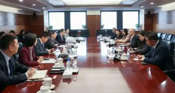 ▲▼ 陸商務部國際貿易談判代表兼副部長李成鋼會見蘋果首席運營官薩比赫・汗 2025.12.19 。(圖/翻攝 商務部)