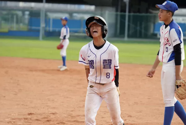 ▲林秉亨敲出追平安打,興奮地對著休息區大吼。(圖/台北市棒球協會提供)