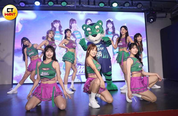 陳伊(前排中)除了樂天女孩身分之外,同時也是臺中連莊職業排球隊「Little Witches連莊小魔女啦啦隊」隊長。(圖/侯世駿攝)