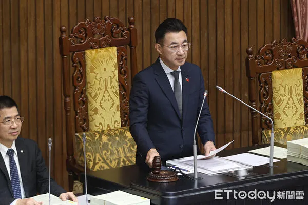 ▲立法院副院長江啟臣落槌三讀人工智慧基本法草案。(圖/記者林敬旻攝)