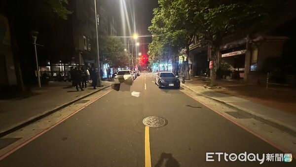 ▲三峽串燒店深夜爆衝突,警方到場雙方都已離去,向現場酒客釐清當時狀況。(圖/記者陸運陞翻攝)