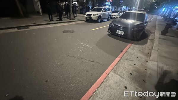 ▲三峽串燒店深夜爆衝突,警方到場雙方都已離去,向現場酒客釐清當時狀況。(圖/記者陸運陞翻攝)