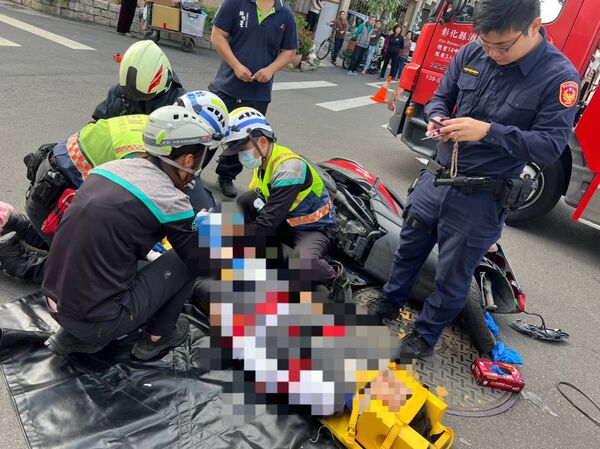 ▲小貨車迴轉女騎士遭撞捲車底救出。(圖/民眾提供)