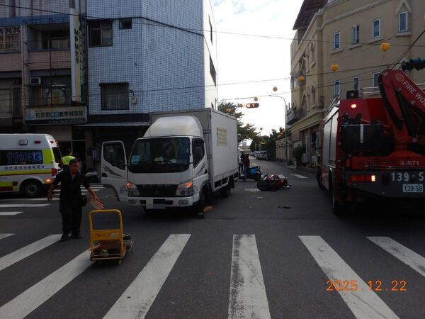 ▲小貨車迴轉女騎士遭撞捲車底救出。(圖/民眾提供)