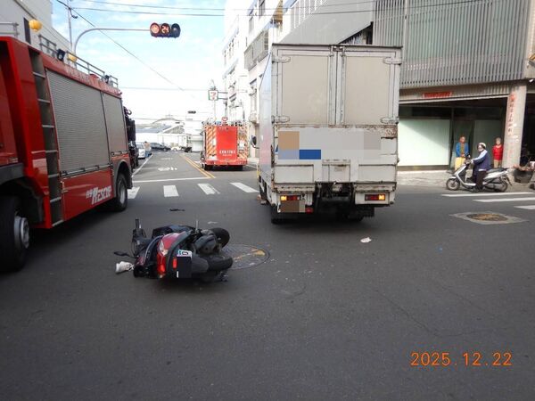 ▲小貨車迴轉女騎士遭撞捲車底救出。(圖/民眾提供)