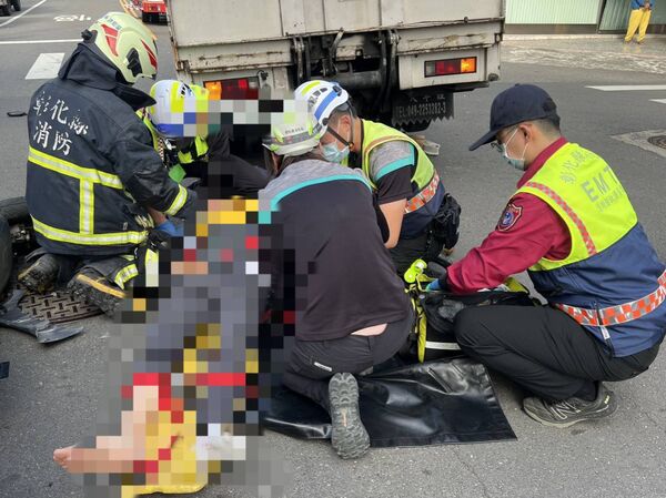 ▲小貨車迴轉女騎士遭撞捲車底救出。(圖/民眾提供)