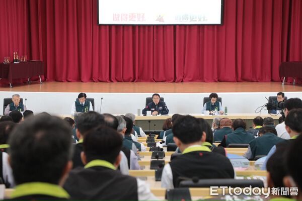 ▲台南市長黃偉哲於擴大市政會議中公布就職七週年施政成果,以具體數據呈現城市轉型成果,七年來公務行程里程可繞行台灣543圈,象徵勤走基層、傾聽民意。(圖/記者林東良翻攝,下同)