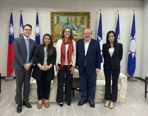 ▲美國在台協會(AIT)副處長梁凱雯(Karin Lang)與國民黨副主席李乾龍、張榮恭會晤。(圖/翻攝自AIT臉書)