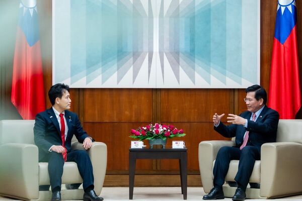 ▲▼外交部長林佳龍(右)與瀧波宏文參議員(左)一行交換意見。(圖/外交部提供)