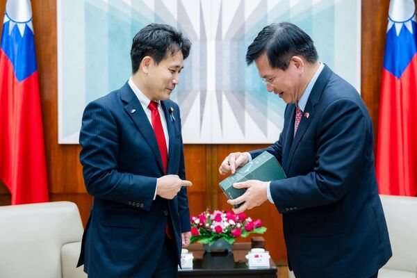 ▲▼外交部長林佳龍致贈「玉山單一麥芽威士忌」予瀧波宏文議員。(圖/外交部提供)