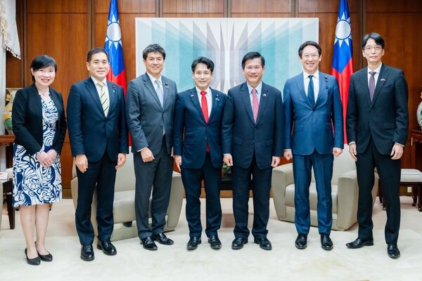 ▲▼外交部長林佳龍(右三)與「日本參議院TY會台灣訪問團」合影。(圖/外交部提供)