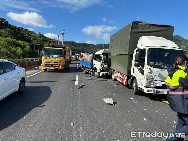 ▲▼台64發生貨車追撞,1人命危送醫 。(圖/記者陳以昇翻攝)