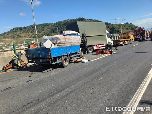 ▲▼台64發生貨車追撞,1人命危送醫 。(圖/記者陳以昇翻攝)