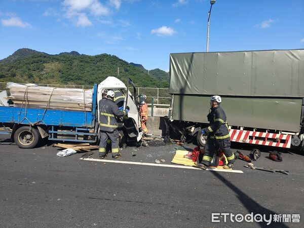 ▲▼台64發生貨車追撞,1人命危送醫 。(圖/記者陳以昇翻攝)