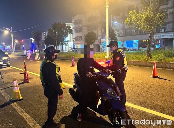 ▲東港警方會同環保局取締噪音。(圖/記者陳崑福翻攝)