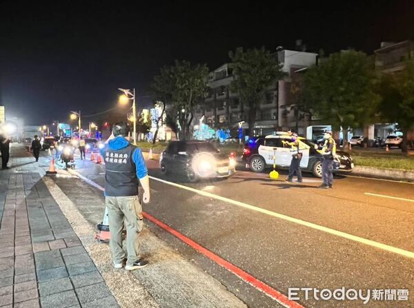 ▲東港警方會同環保局取締噪音。(圖/記者陳崑福翻攝)