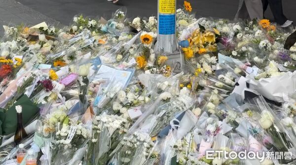 ▲37歲蕭姓騎士的2位姊姊在電線桿上留字,訴說對弟弟的不捨。(圖/記者邱中岳攝)