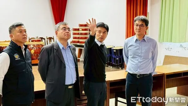 ▲立委劉建國會同教育部國教署人員與校方代表,實地會勘校園整修工程,關注校園安全細節。(圖/記者游瓊華翻攝)