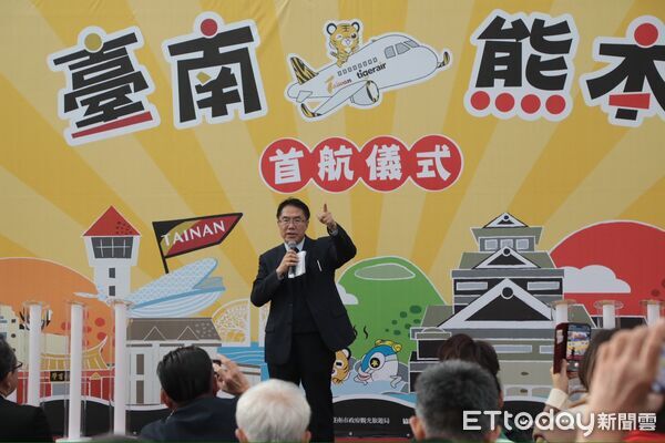 ▲台南直飛日本熊本航線23日首航,市長黃偉哲與台灣虎航及首航旅客共同見證歷史時刻。(記者林東良翻攝,下同)