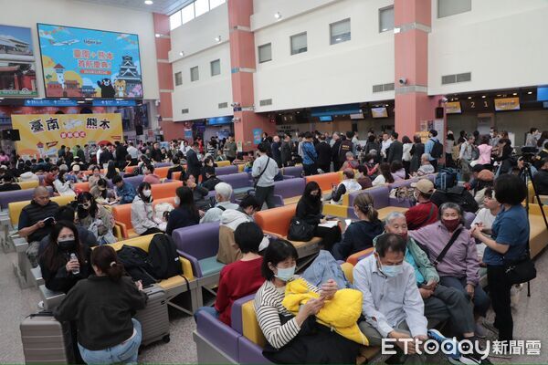 ▲台南直飛日本熊本航線23日首航,市長黃偉哲與台灣虎航及首航旅客共同見證歷史時刻。(記者林東良翻攝,下同)