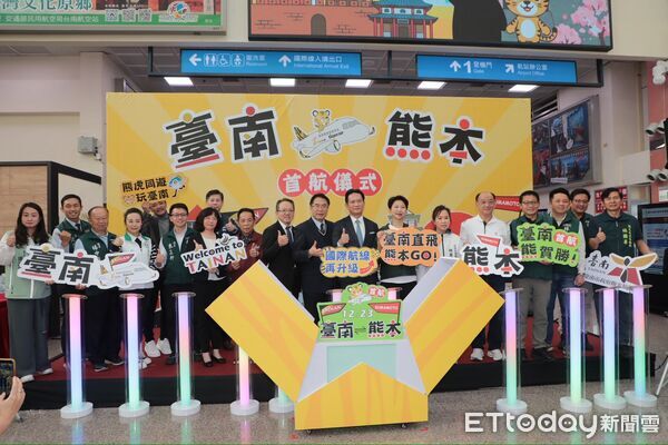 ▲台南直飛日本熊本航線23日首航,市長黃偉哲與台灣虎航及首航旅客共同見證歷史時刻。(記者林東良翻攝,下同)