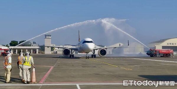 ▲台南直飛日本熊本航線23日首航,市長黃偉哲與台灣虎航及首航旅客共同見證歷史時刻。(記者林東良翻攝,下同)