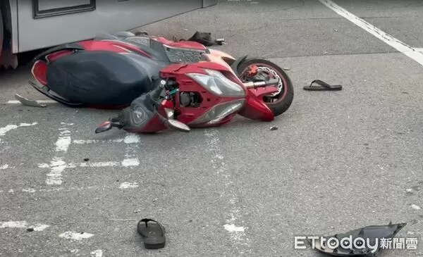 ▲台南市安南區安和路23日下午發生死亡車禍,機車騎士滑入對向車道遭遊覽車輾壓不治。(記者林東良翻攝,下同)