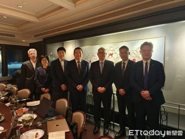 ▲左起陽明財務長蘇育文、行政長邱增玉、技術長鄭正雄、董事長蔡豐明、總經理白崑榮、業務長李明輝輝、策略長吳宜達。(圖/記者張佩芬攝)