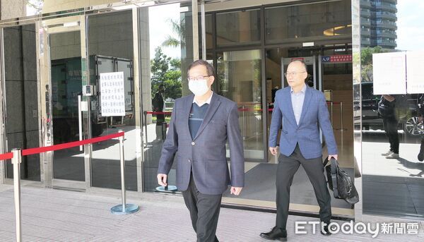 ▲前海基會董事長鄭文燦涉貪500萬元案,法院今召開第11次程序庭勘驗同案被告廖力廷偵訊光碟,開完庭後,鄭文燦步出法院。(圖/記者沈繼昌翻攝)