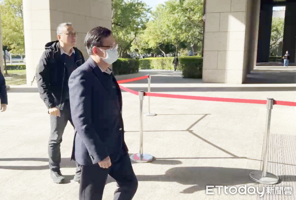 ▲前海基會董事長鄭文燦涉貪500萬元案,法院今召開第11次程序庭,鄭文燦面對媒體詢問不發一語。(圖/記者沈繼昌攝)