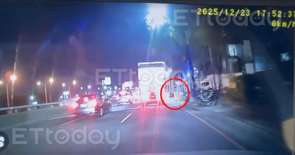 ▲「就在我眼前被輾斃!」後車駕駛目睹死亡瞬間崩潰:她沒減速衝出。(圖/民眾提供)